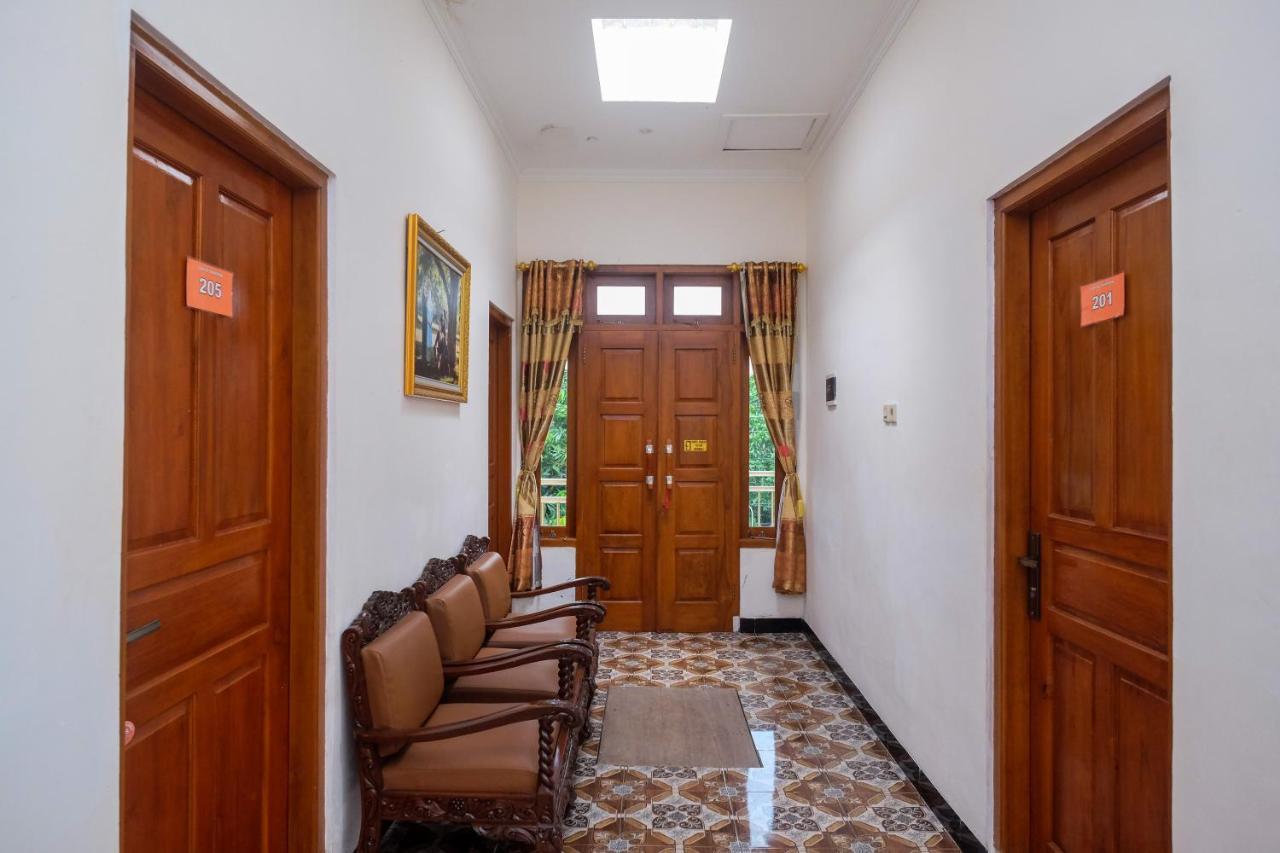 Reddoorz Syariah @ Griya Thamrin Manahan Solo Exterior foto