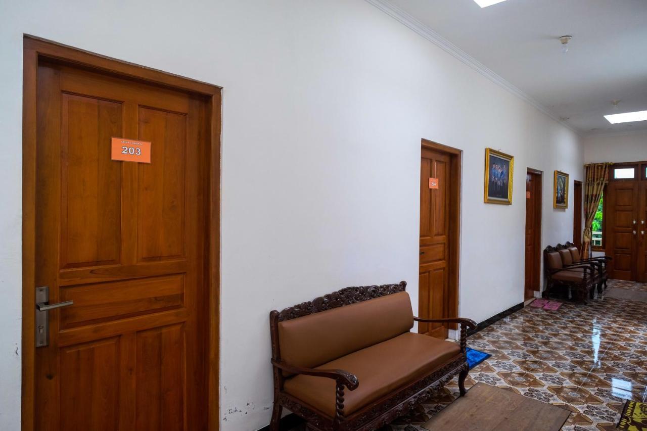 Reddoorz Syariah @ Griya Thamrin Manahan Solo Exterior foto