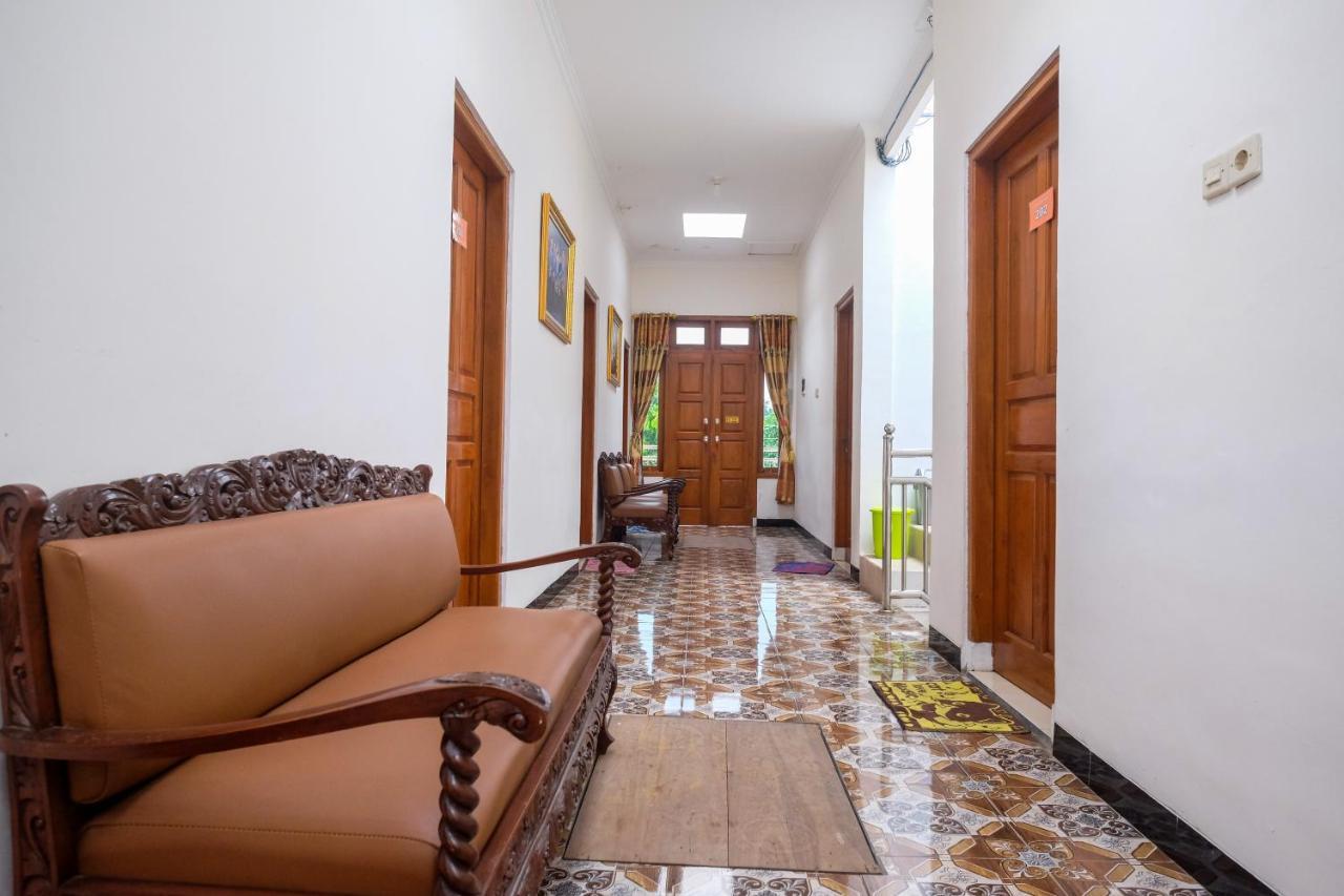 Reddoorz Syariah @ Griya Thamrin Manahan Solo Exterior foto